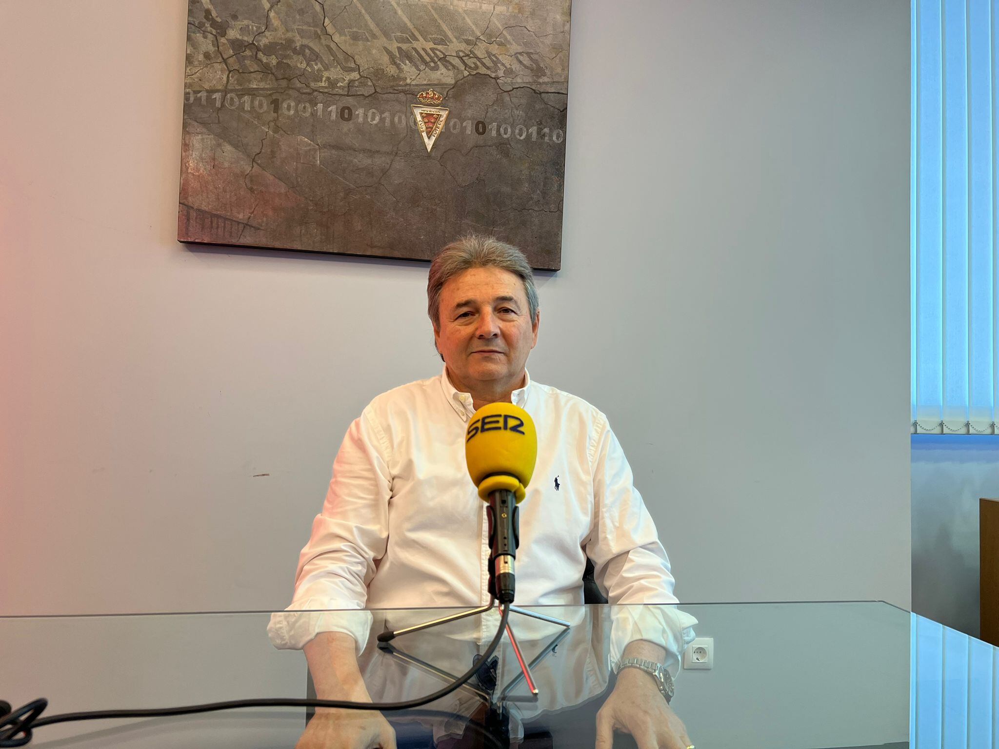 Agustín Ramos atendiendo a Radio Murcia