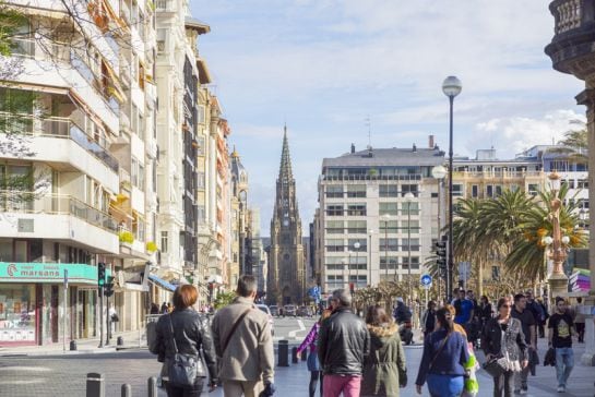 Los comerciantes del entorno de la calle Hernani denuncian la presencia de ratas en los bajos de sus locales.