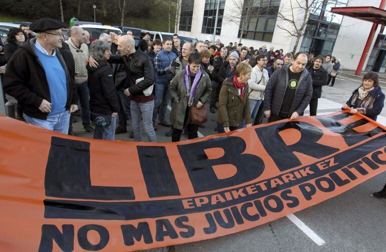 GRA204. SAN SEBASTIÁN, 11/01/2015.- Los 35 encausados en el sumario 04/08 contra las cúpulas de Batasuna, el PCTV y ANV comparecen hoy en el polígono de Zuatzu de San Sebastián antes de partir hacia Madrid, donde el lunes comienza el juicio oral. EFE/Juan Herrero.