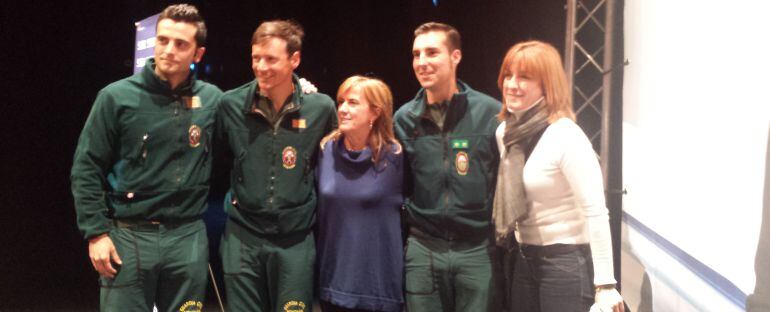 Gemma Nierga junto a los miembros del equipo de rescate en montaña de la Guardia Civil