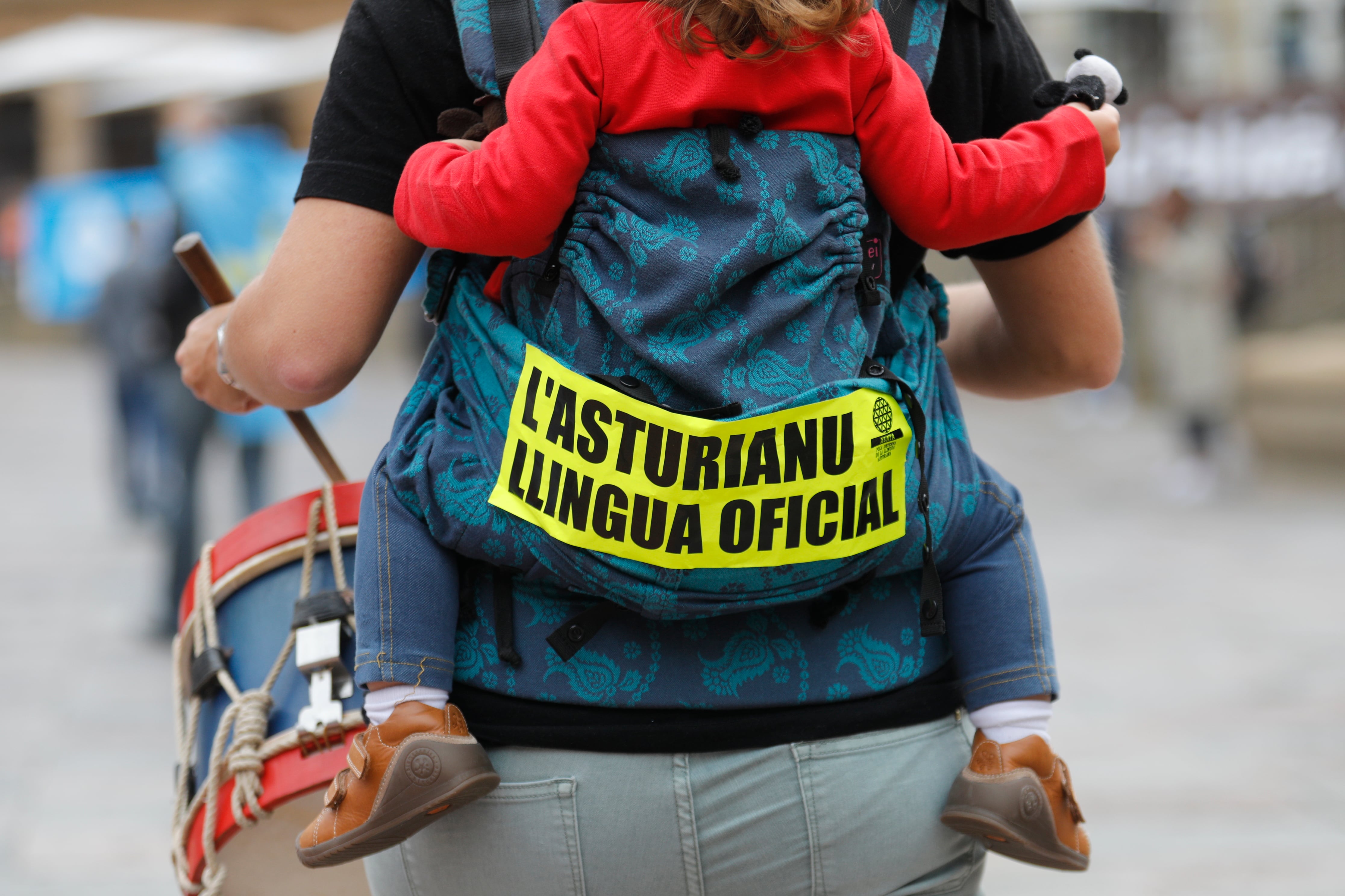 Mensaje reivindicativo en la manifestación de Oviedo a favor de la oficialidad.