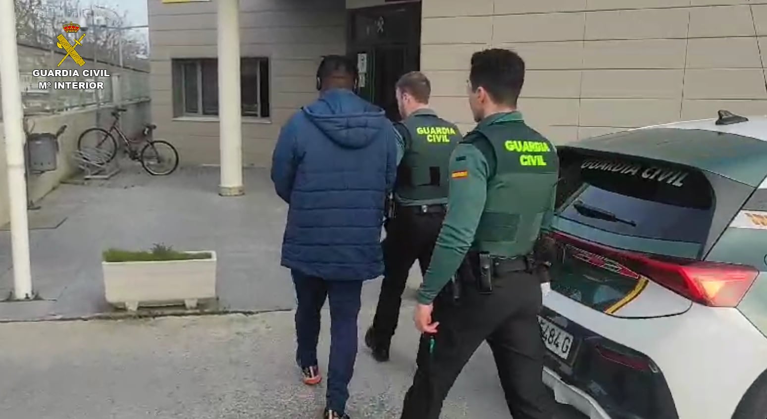 El detenido entrando en el cuartel de Azuqueca de Henares