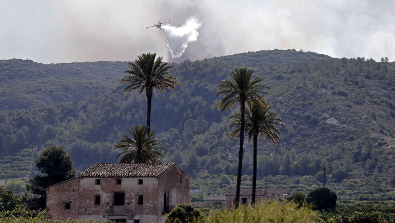 Los incendios forestales que afectan a los términos valencianos de Bolbaite y Carcaixent, ambos activos, han arrasado cerca de mil hectáreas de superficie en cada uno de ellos, según han informado fuentes del Centro de Emergencias de la Generalitat.Además