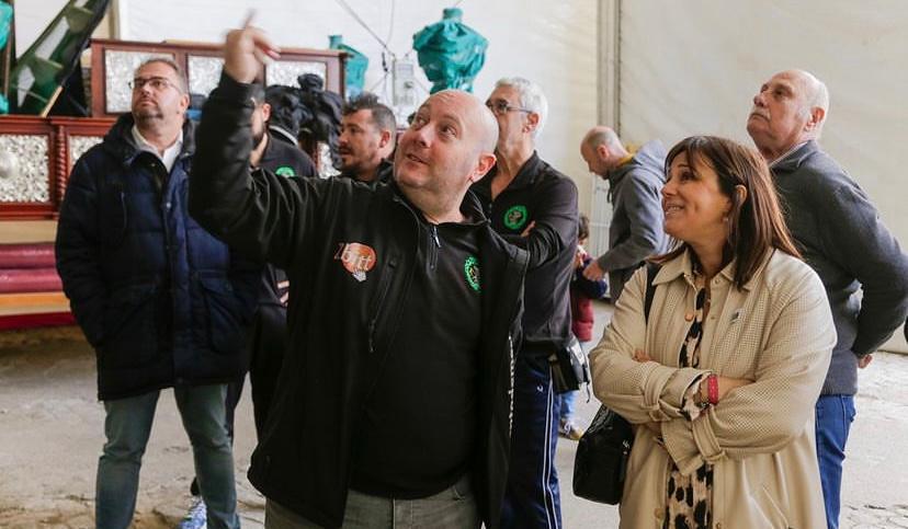 Ana Aragoneses junto al alcalde visitando las hermandades de Mérida