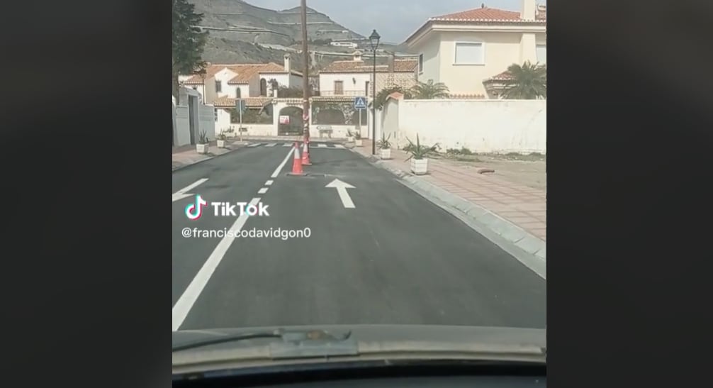 El poste está ocupando el carril derecho