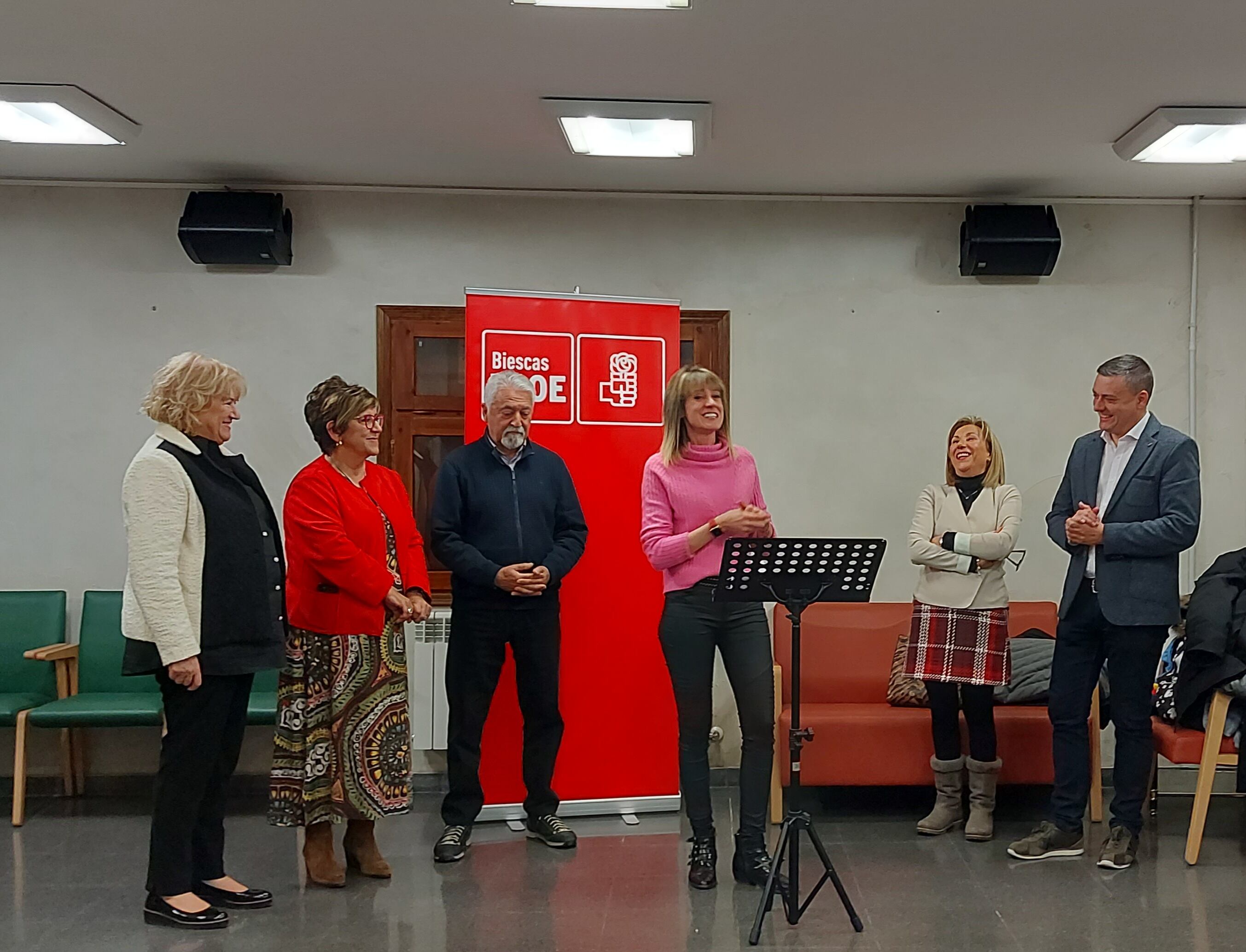 Lorena Cajal acompañada de compañeros del PSOE durante la Asamblea