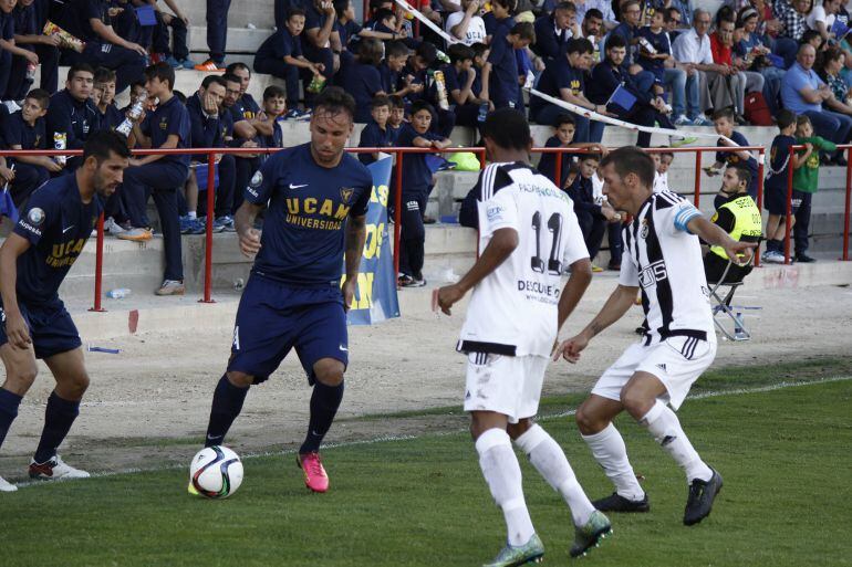 Mauri e Ismael Chico pelean un balón.