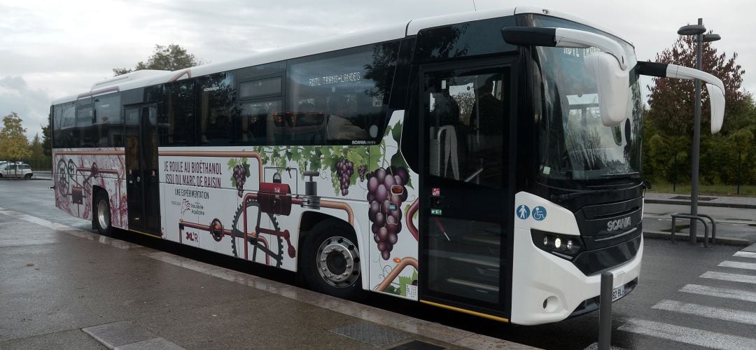 Un autobus esperando a los pasajeros