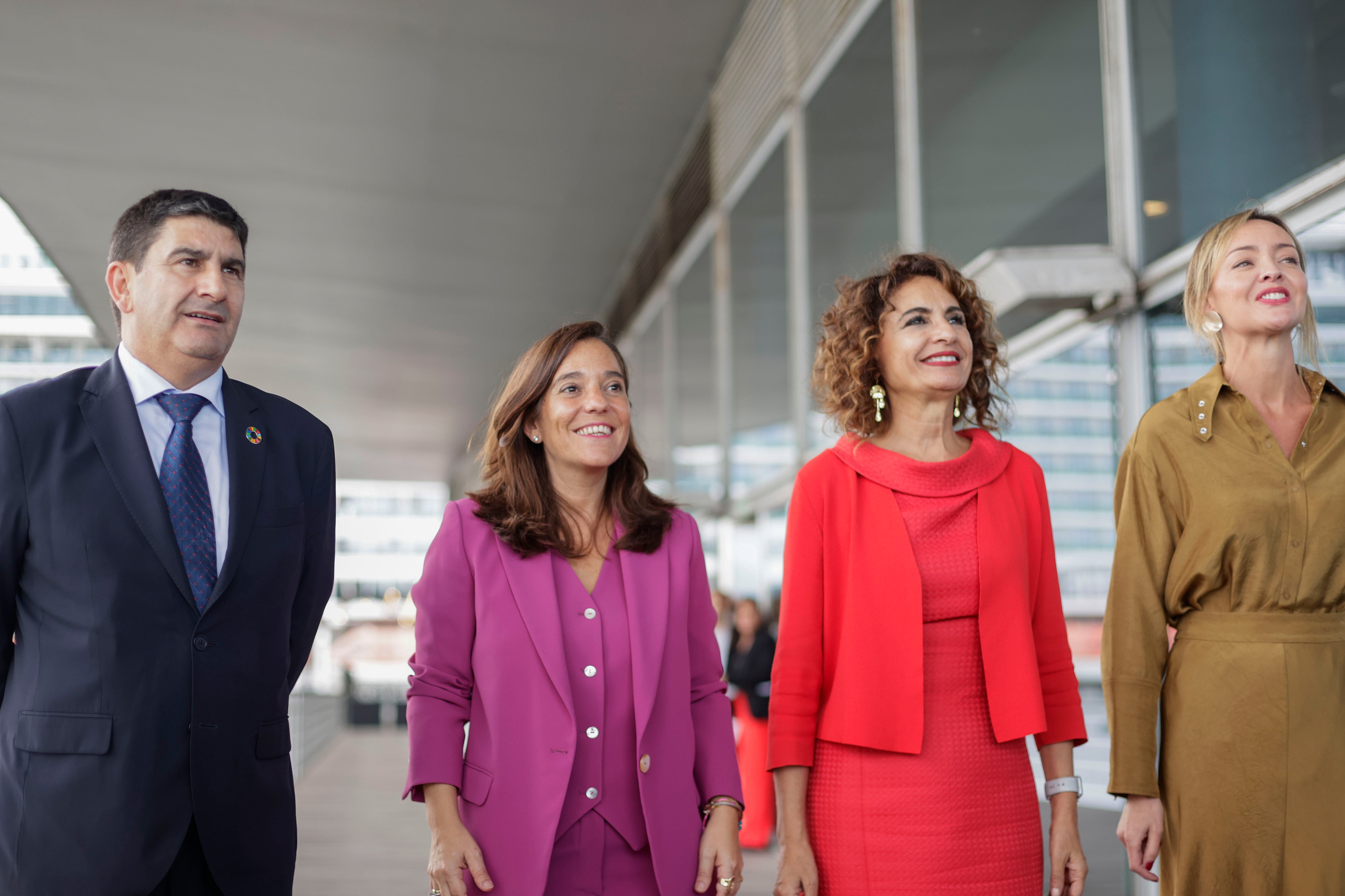 A CORUÑA, 01/10/2024.- La vicepresidenta primera y ministra de Hacienda, María Jesús Montero (2d), a su llegada al II Encuentro de Alcaldesas bajo el lema &quot;Tomando decisiones para cambiar el mundo&quot;, que se ha celebrado este martes en A Coruña y en el que participan una treintena de regidoras de toda España, con la presencia de la conselleira de Política Social e Igualdade de la Xunta, Fabiola García (dcha), la alcaldesa de A Coruña, Inés Rey (2i) y el delegado del Gobierno, Pedro Blanco (izda). EFE/Cabalar
