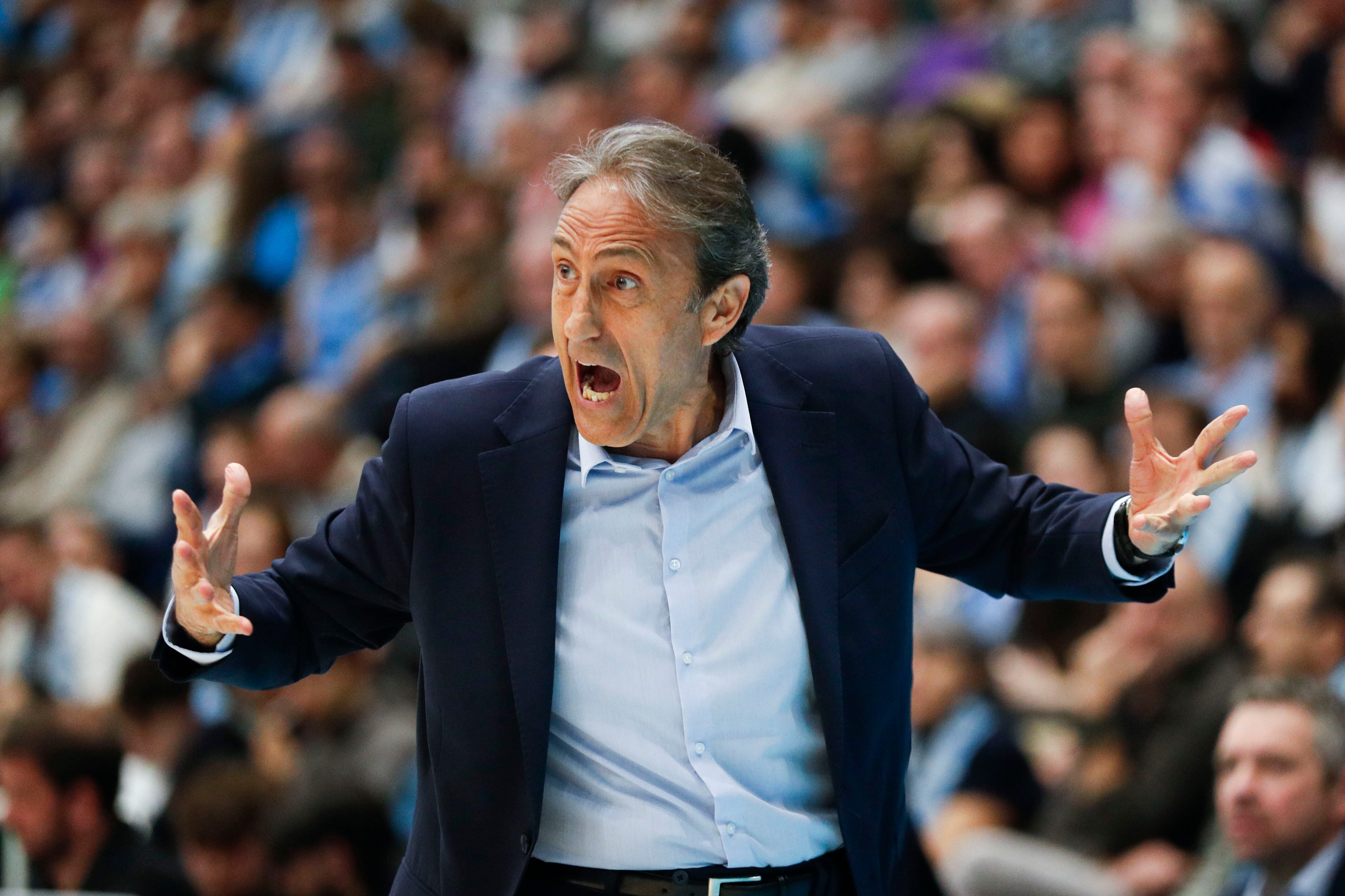 LUGO, 08/03/2026.- El entrenador del Río Breogán, Luis Casimiro, durante el partido de Liga Endesa disputado este domingo en el Pazo Provincial de los Deportes de Lugo. EFE/Eliseo Trigo