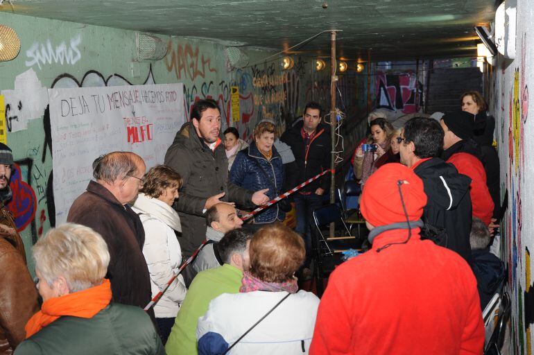 El Alcalde de Valladolid, Oscar Puente se dirige a los vecinos acampados en el túnel 