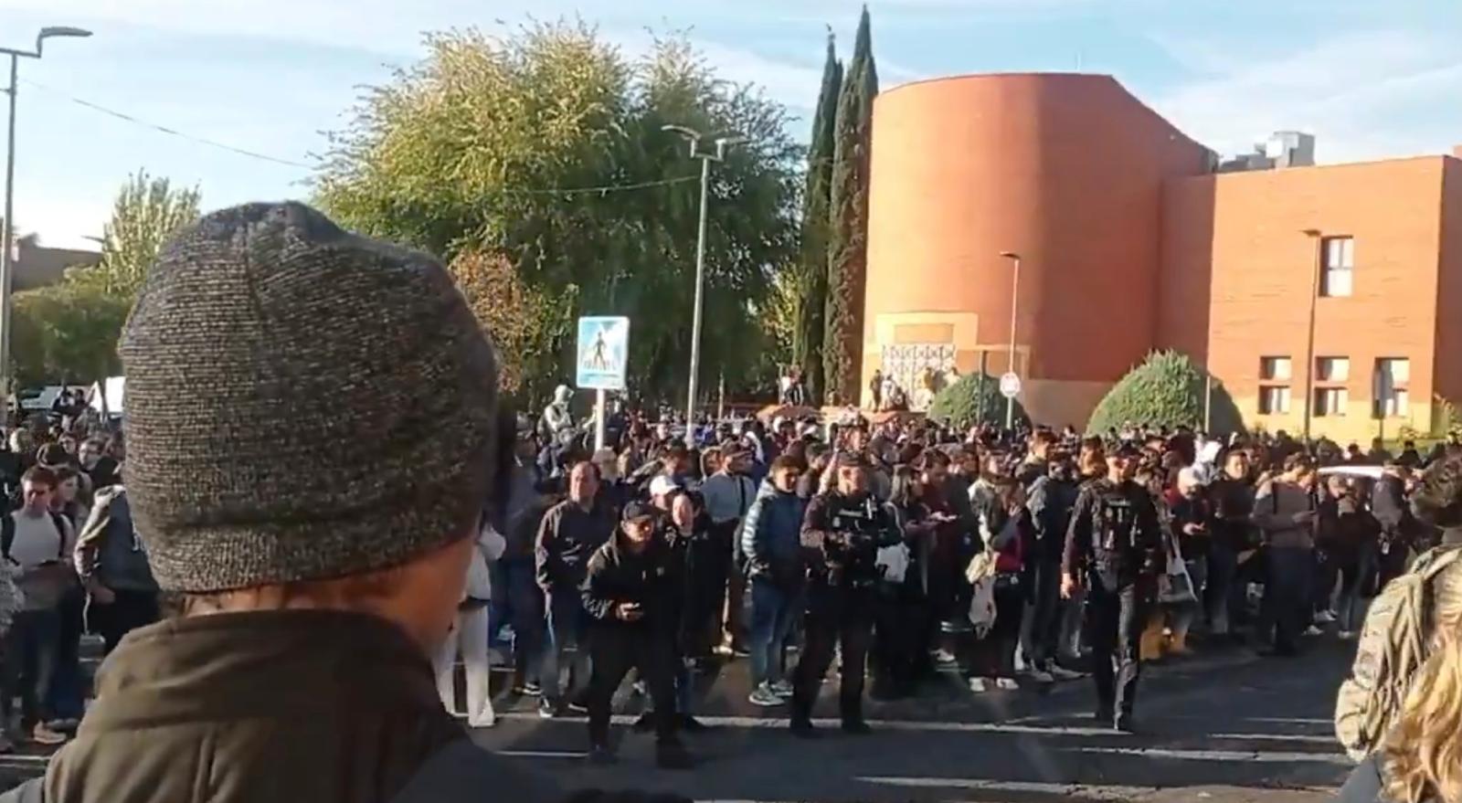 Viajeros desalojados en San Fernando de Henares