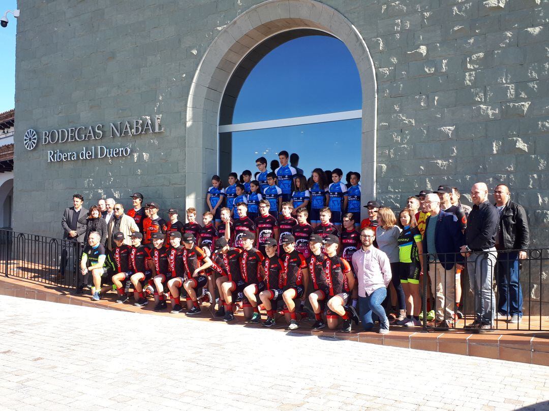 Los integrantes del proyecto 2019 del Club Ciclista Arandino en Bodegas Nabal.