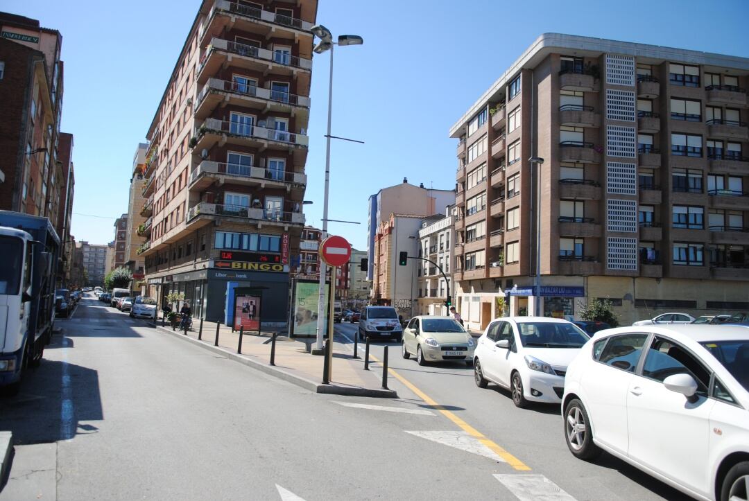 En primer plano la señal de dirección prohibida que será retirada