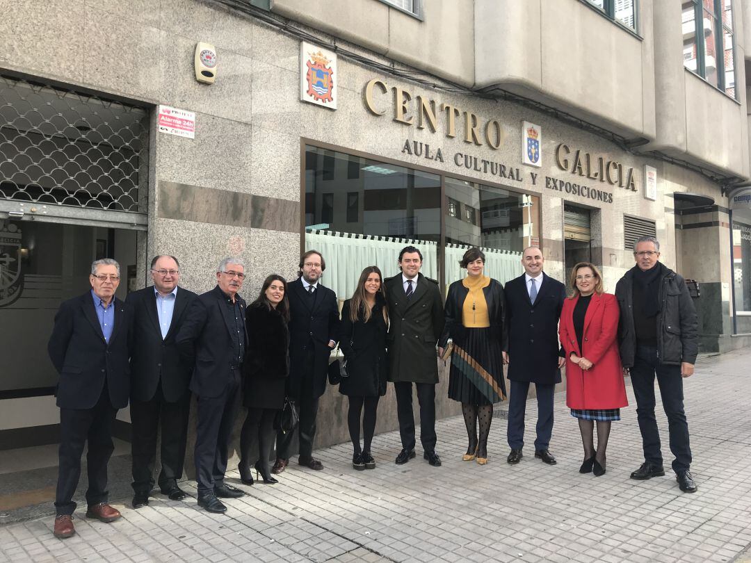 Los componentes del grupo junto a la directiva del Centro Galicia de Ponferrada