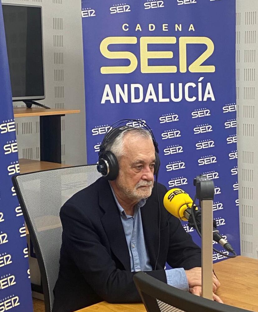 Jose Antonio Griñán en los estudios de la Cadena Ser en Andalucía