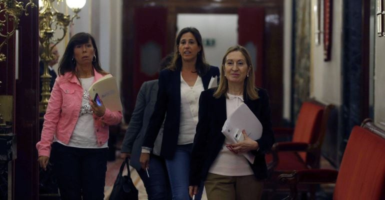  La presidenta del Congreso de los Diputados, Ana Pastor (d), junto a la secretaria Primera, Alicia Sánchez-Camacho (i), y la vicepresidenta Tercera, Rosa María Romero, a su llegada a la reunión de la Mesa del Congreso. 