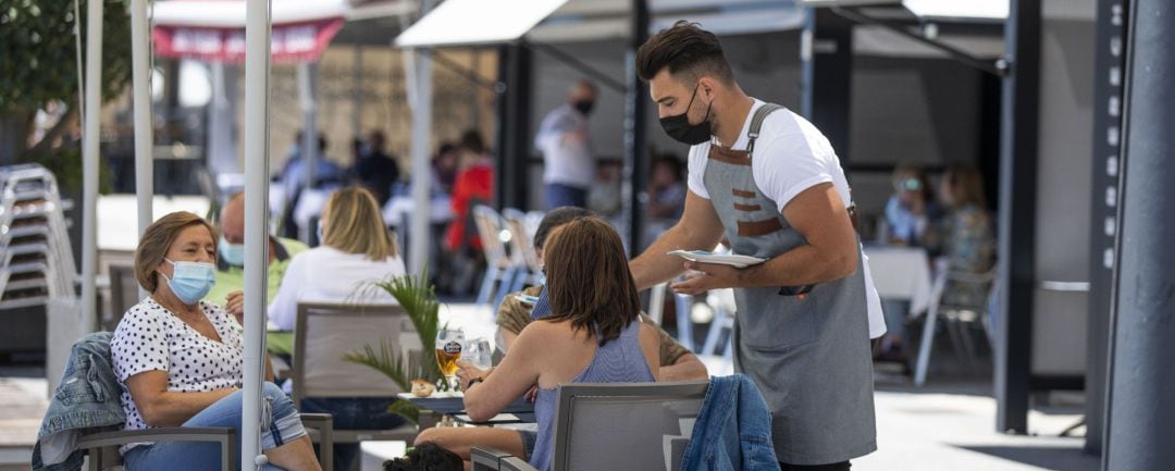 04-06-2021 Varias personas en una terraza.