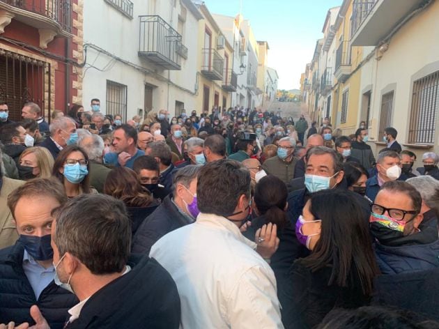 La calle del alcalde de Navas de San Juan se encontraba agolpada de personas esta tarde