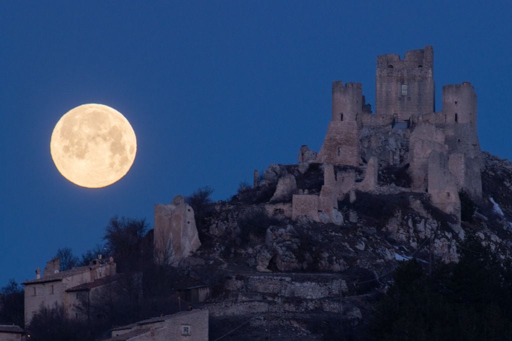 La Luna Llena de Gusano en Italia.