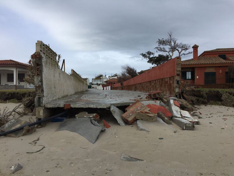 Así ha quedado la playa de El Rinconcillo en uno de sus tramos.