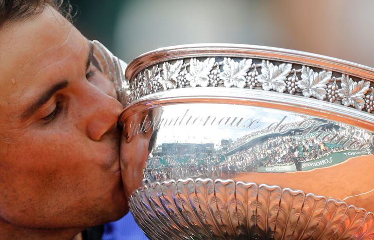 Rafa Nadal besa la copa de Mosqueteros