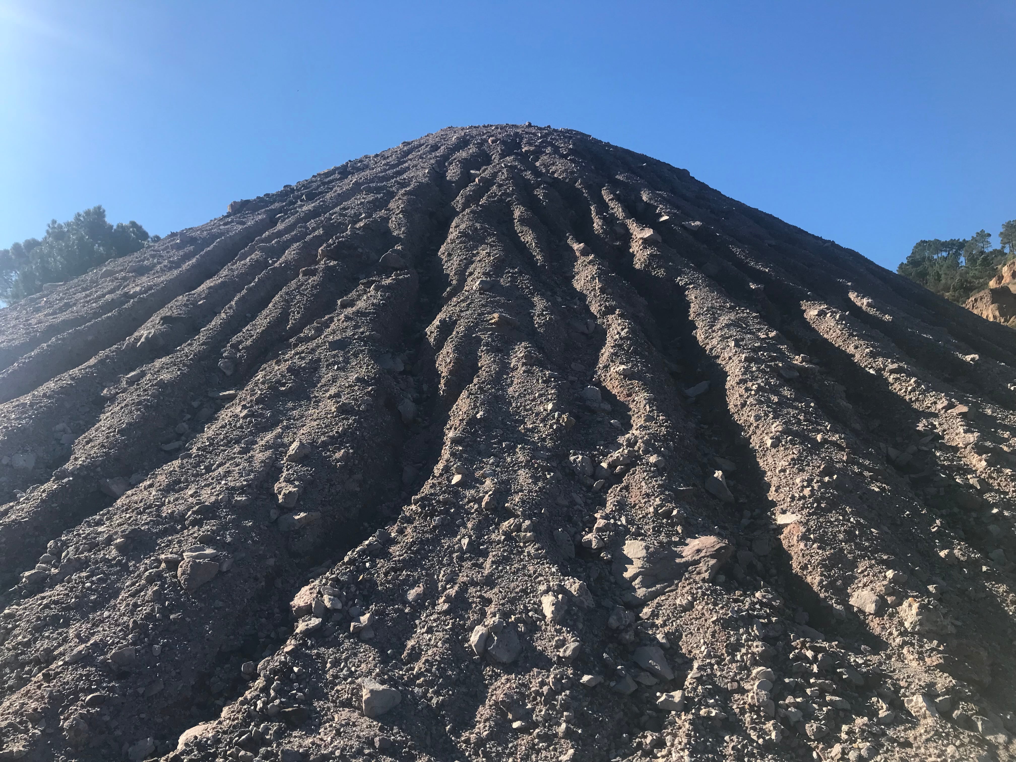 Montaña de restos de la actividad minera en Henarejos (Cuenca).