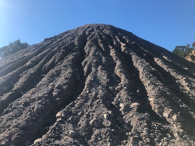 Montaña de restos de la actividad minera en Henarejos (Cuenca).