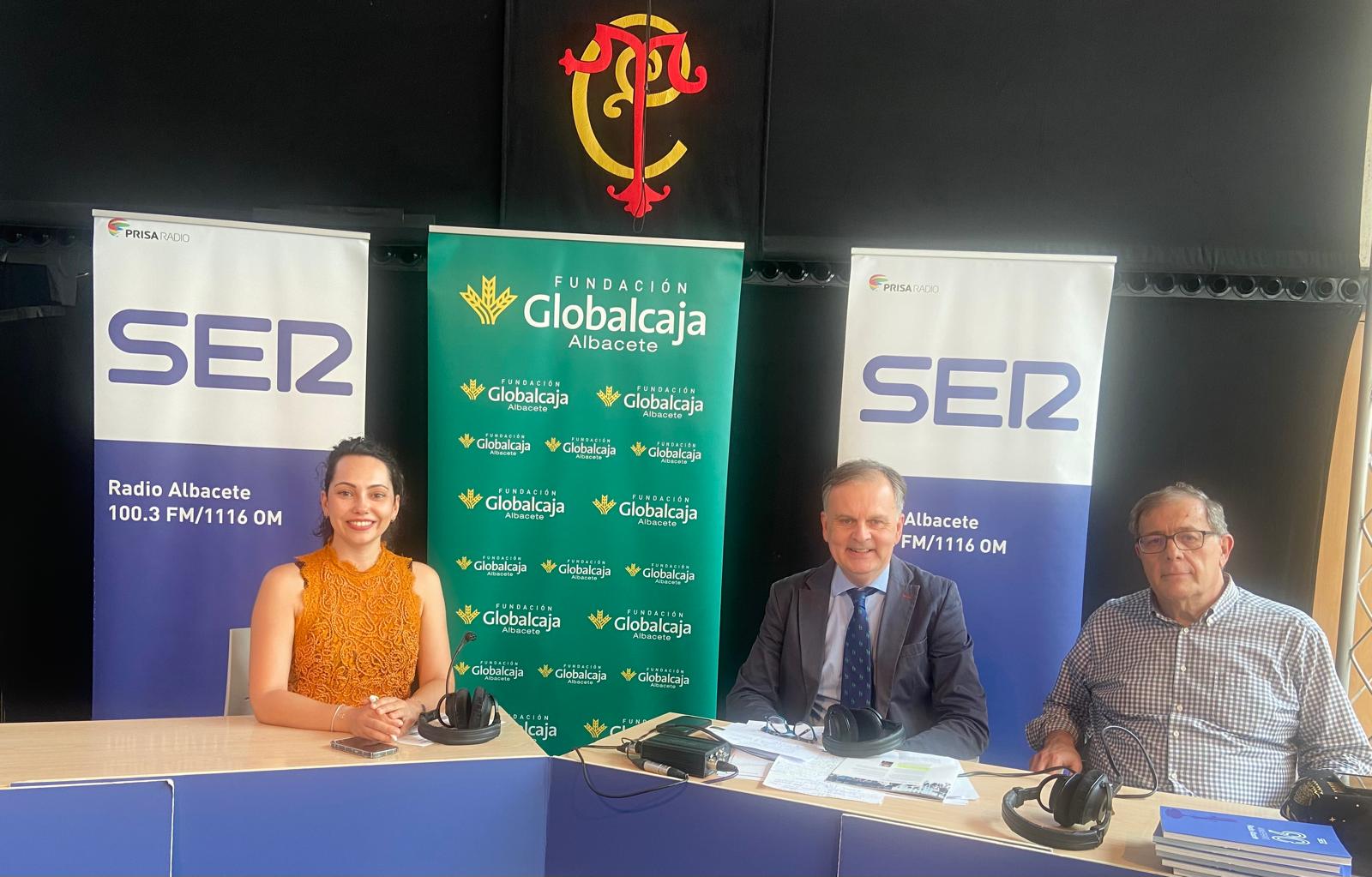 La periodista de Radio Albacete, Cristina Castellanos junto con el director de la Fundación Globalcaja Albacete, Antonio González y el  presidente de la Asociación de Libreros de Albacete, Ángel Collado.