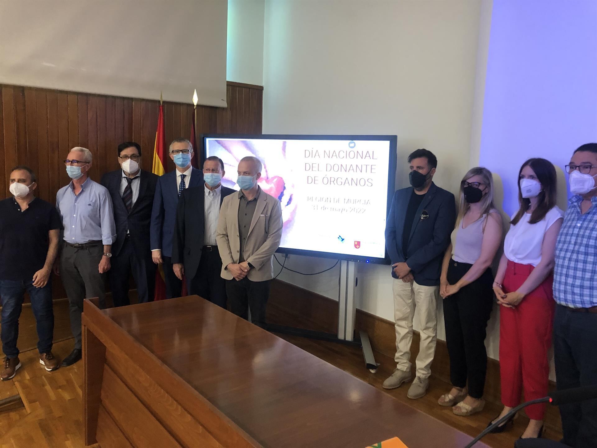 El consejero de Salud, Juan José Pedreño, junto al coordinador regional de trasplantes, el doctor Ricardo Robles, y representantes de diversas asociaciones