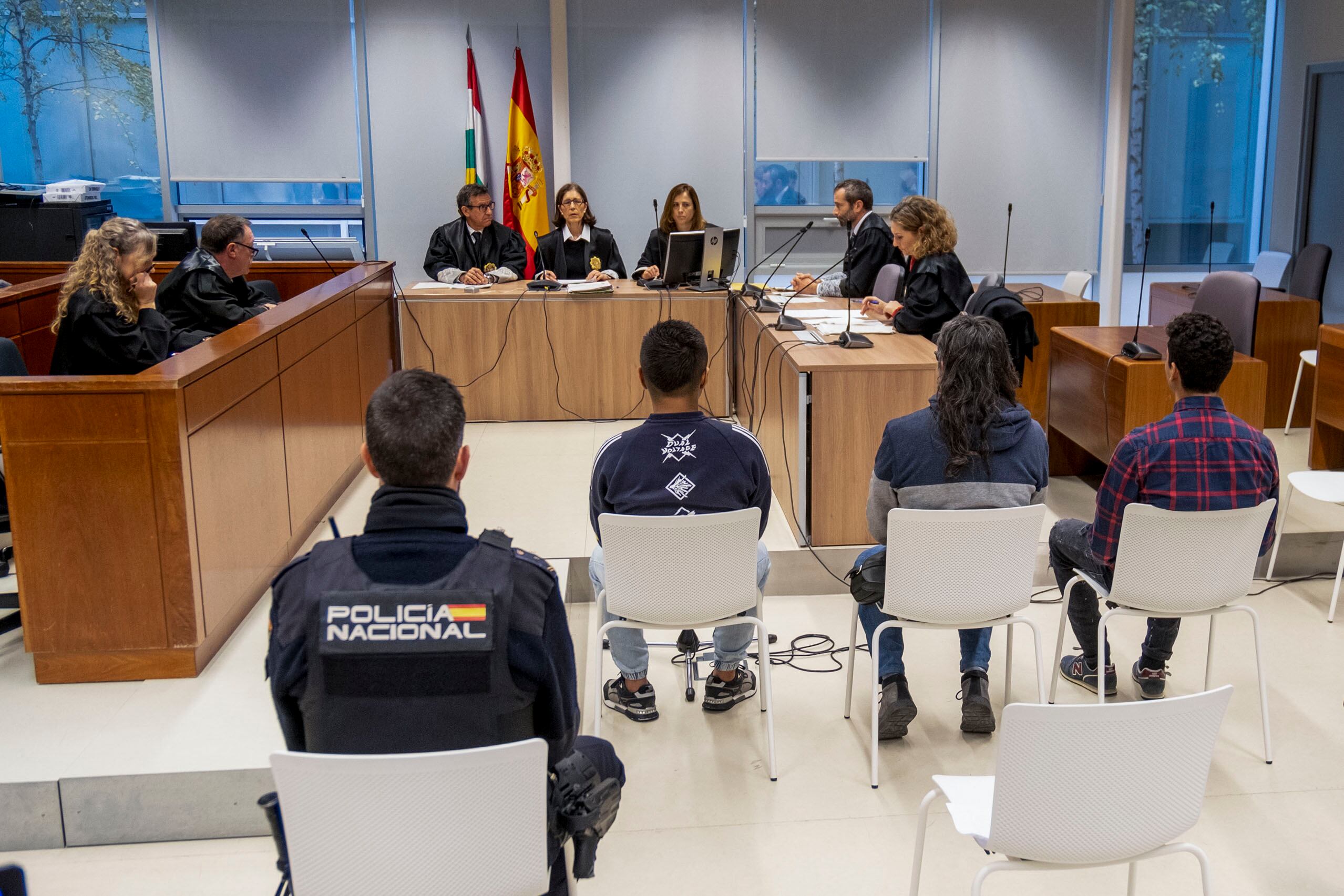 LOGROÑO, 15/11/2023.- Dos jóvenes han aceptado este miércoles una pena de 15 meses de prisión como autores de los delitos de desórdenes públicos y atentado a los agentes de la autoridad, por lanzar piedras a varios policías en Logroño tras los disturbios ocurridos en 2020 tras una concentración por las restricciones en la hostelería durante la pandemia de la covid-19. En la imagen, una momento de la vista celebrada en la Audiencia de Logroño. EFE/ Fernando Díaz