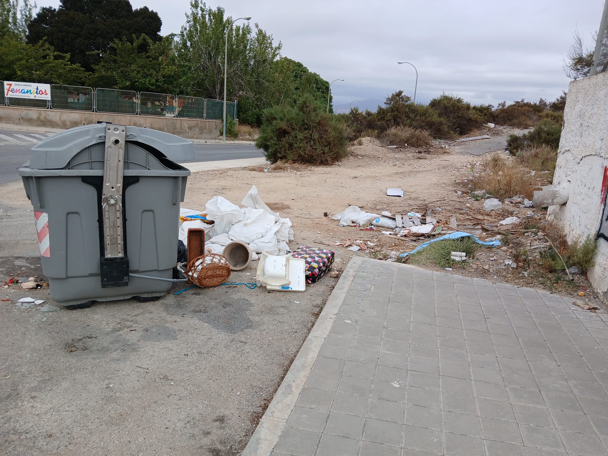 Contenedor en la calle Juan Bautista Bellón de Alicante, junto al IES Las Lomas