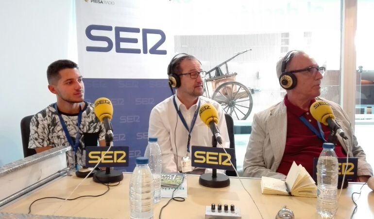 Juan José Millás junto a Enrique Páramo, director del Parque de las Ciencias de Granada, y Daniele, un estudiante italiano que realiza su Erasmus en la ciudad.