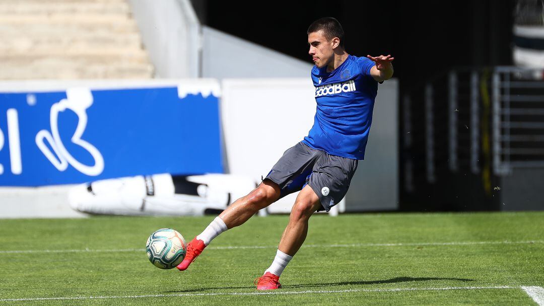 Ander Barrenetxea golpea un balón en Zubieta