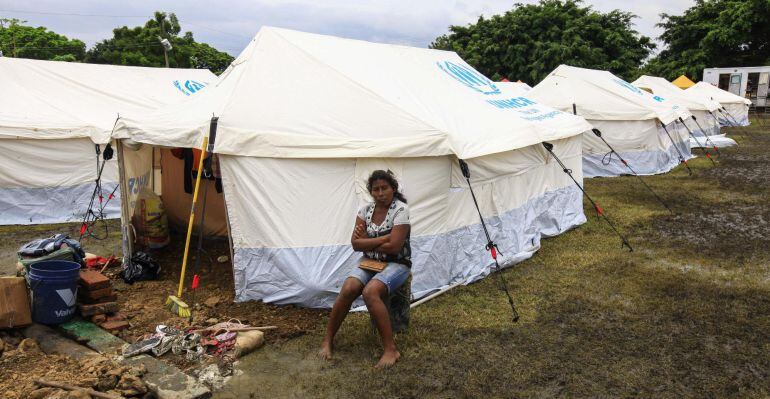 Una mujer espera en una tienda en un centro de refugio para los damnificados del terremoto