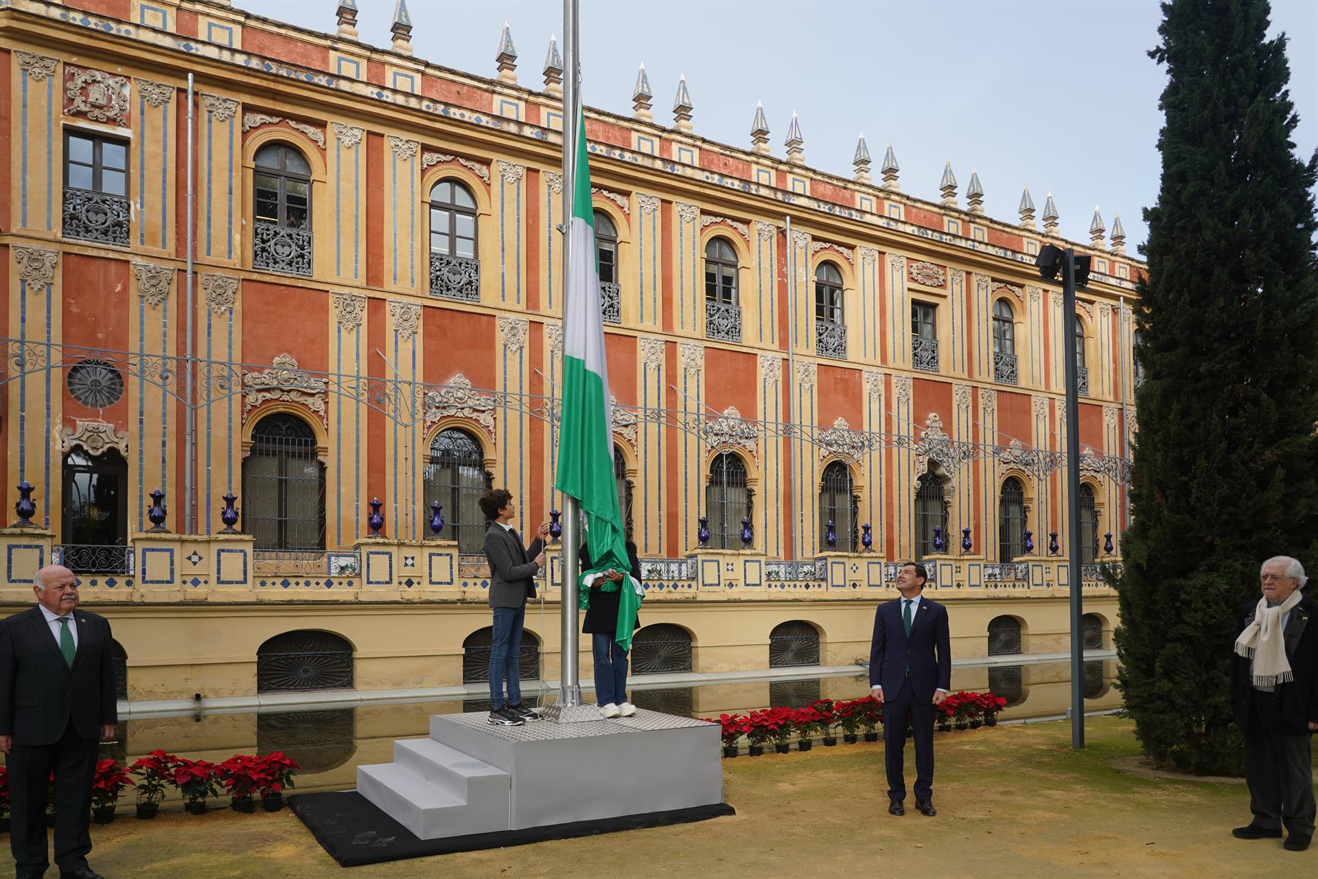 Izado de la bandera de Andalucía en el Palacio de San Telmo, sede de la presidencia de la Junta de Andalucía.