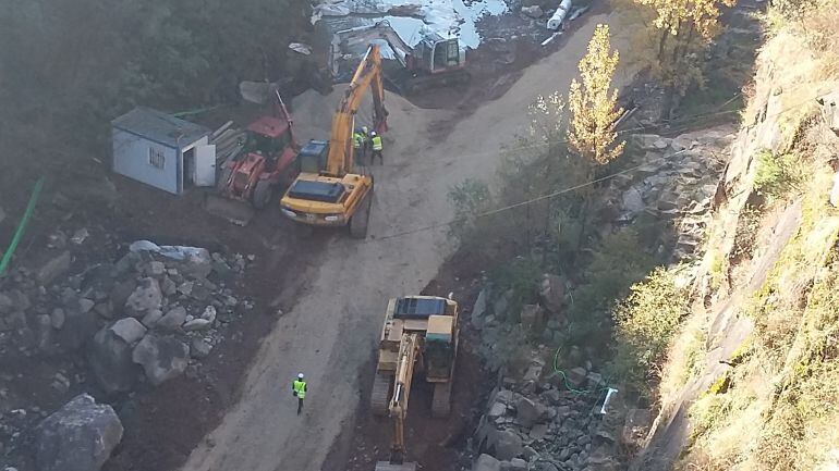 Vista de las obras en la base de la presa de la Fuente del Azufre