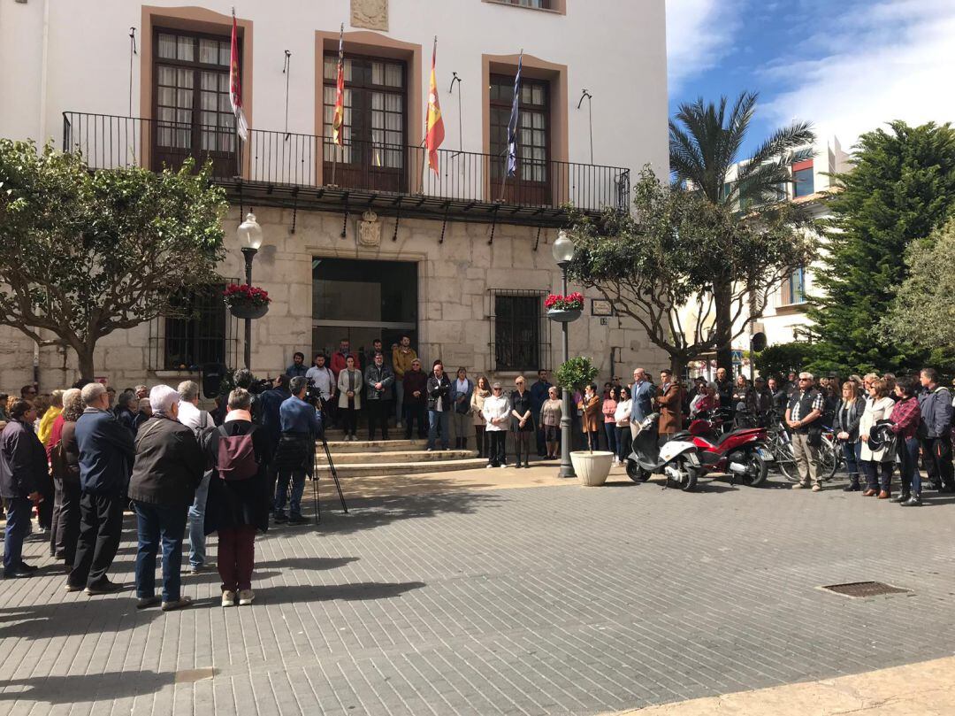 Concentración silenciosa frente al Ayuntamiento de Vinaròs