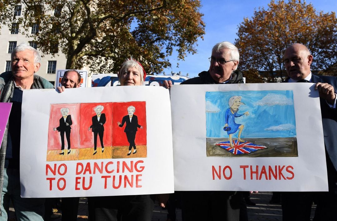  Manifestantes en favor del &#039;brexit&#039; muestran pancartas a las afueras del número 10 de Downing Street en Londres