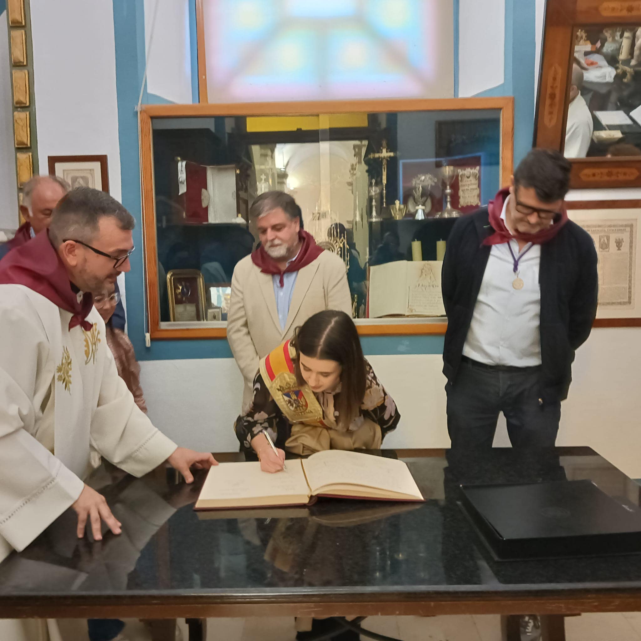 Firma en el libro de honor del Ayto de Villena