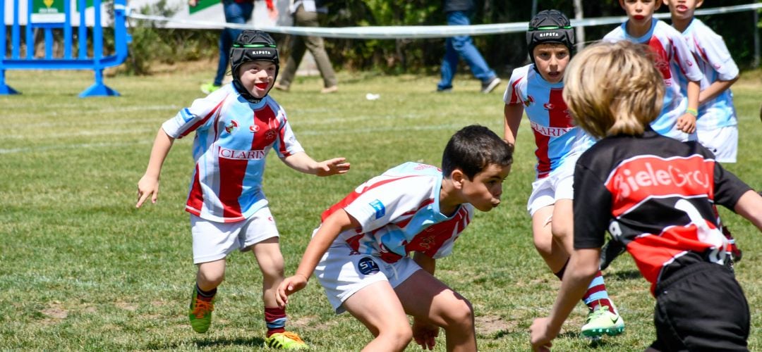 Los niños con síndrome de Down o autismo juegan con los demás chicos