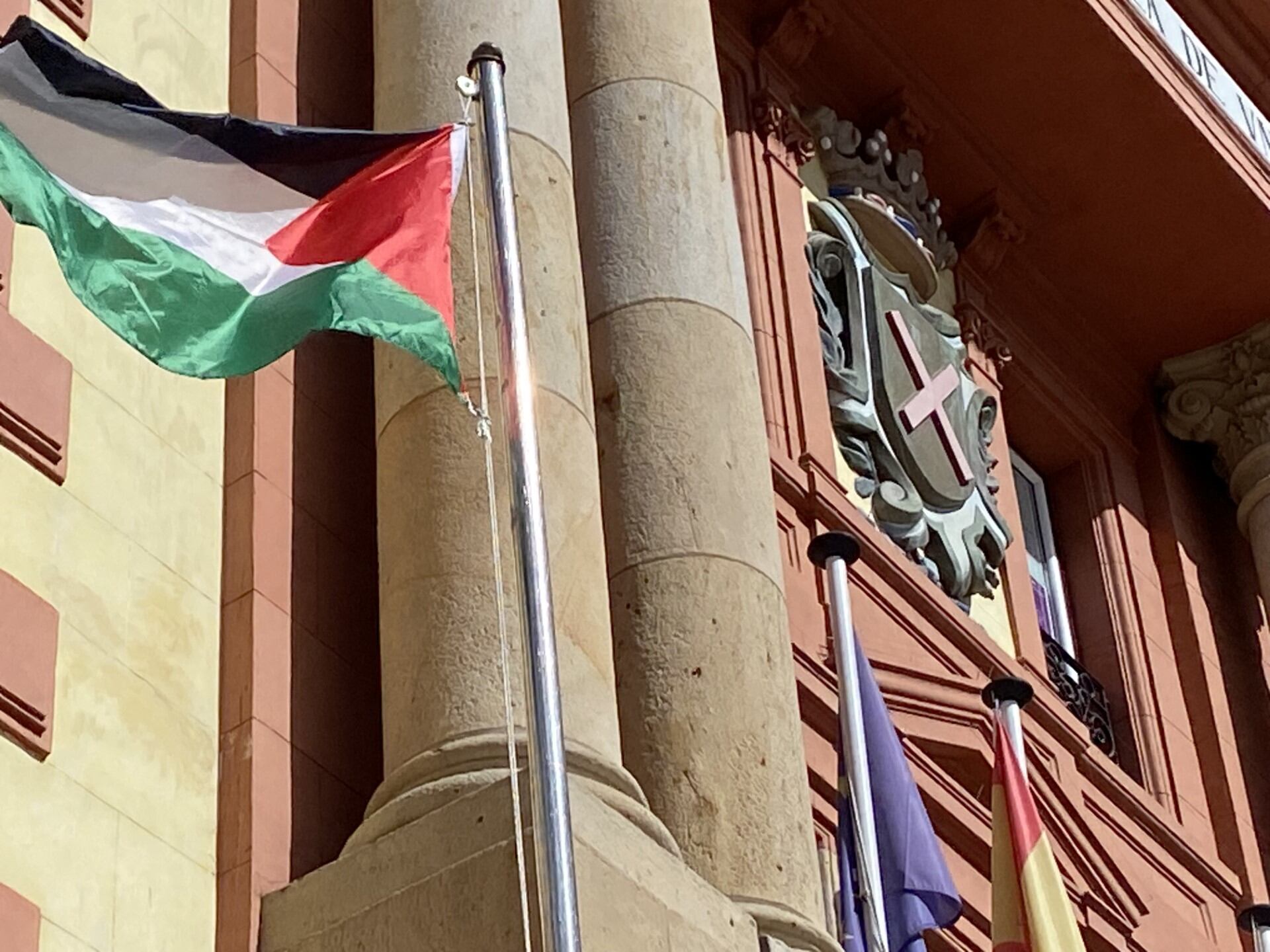 La bandera palestina luce ante el Ayuntamiento de Eibar