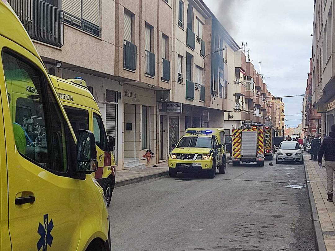 Sofocan un incendio en el piso de un edificio de Puerto Lumbreras