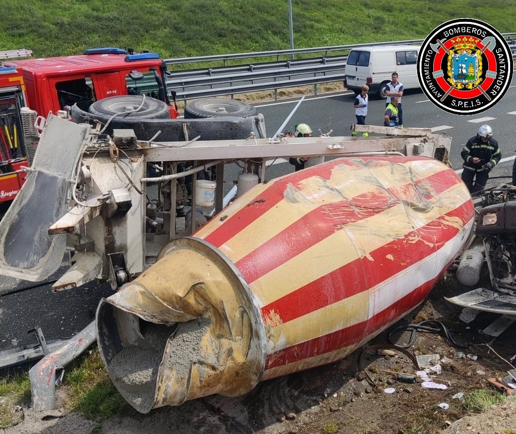 Bomberos del Ayuntamiento de Santander intervienen en el lugar del accidente.