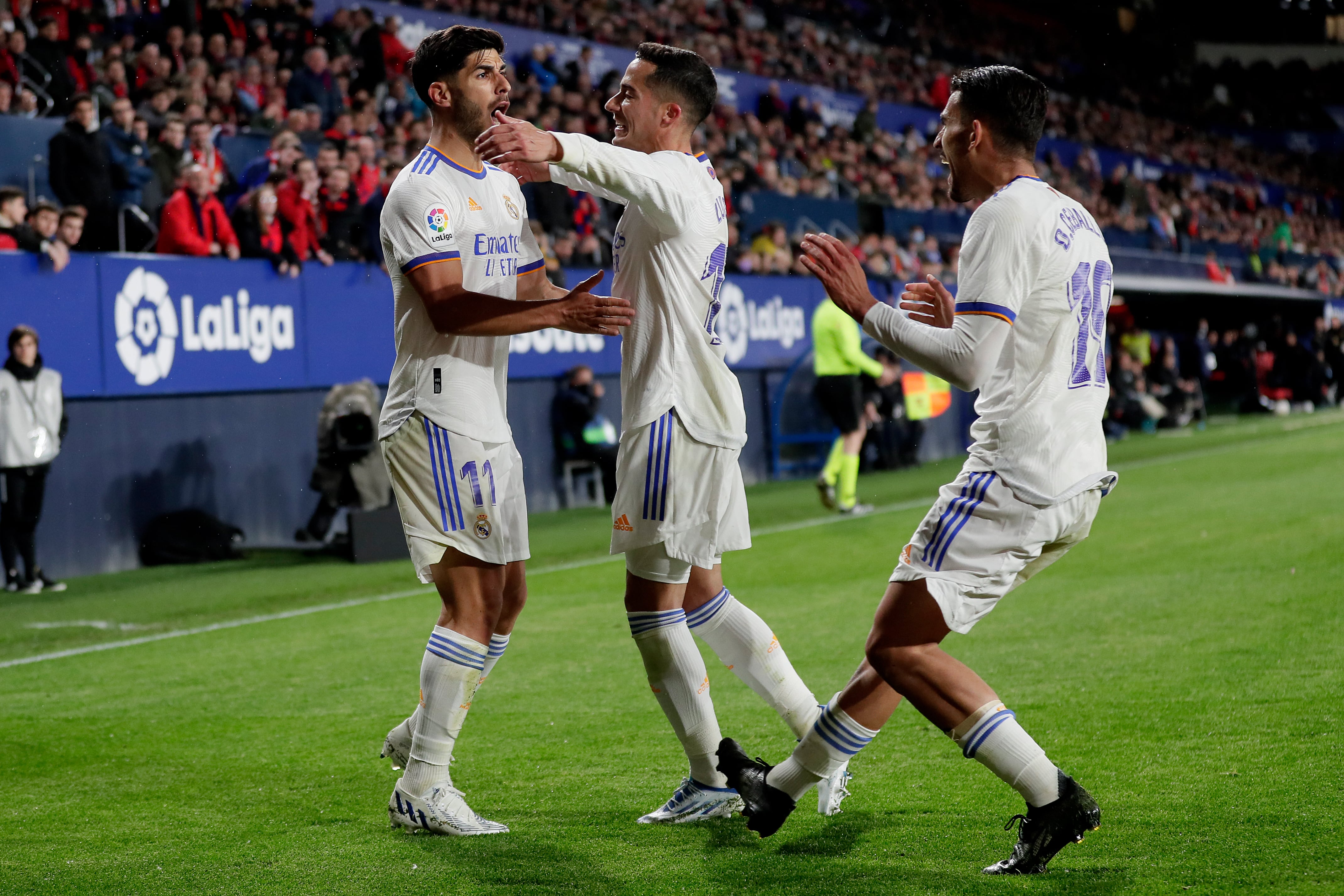 Marco Asensio celebra un gol con Lucas Vázquez y Dani Ceballos