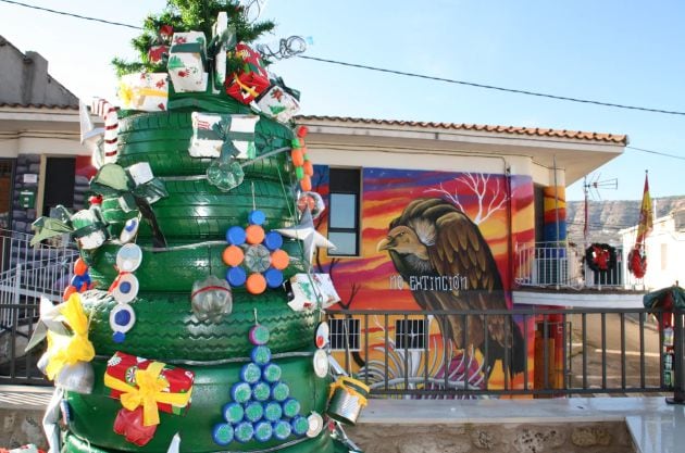 Árbol de Navidad realizado con neumáticos usados