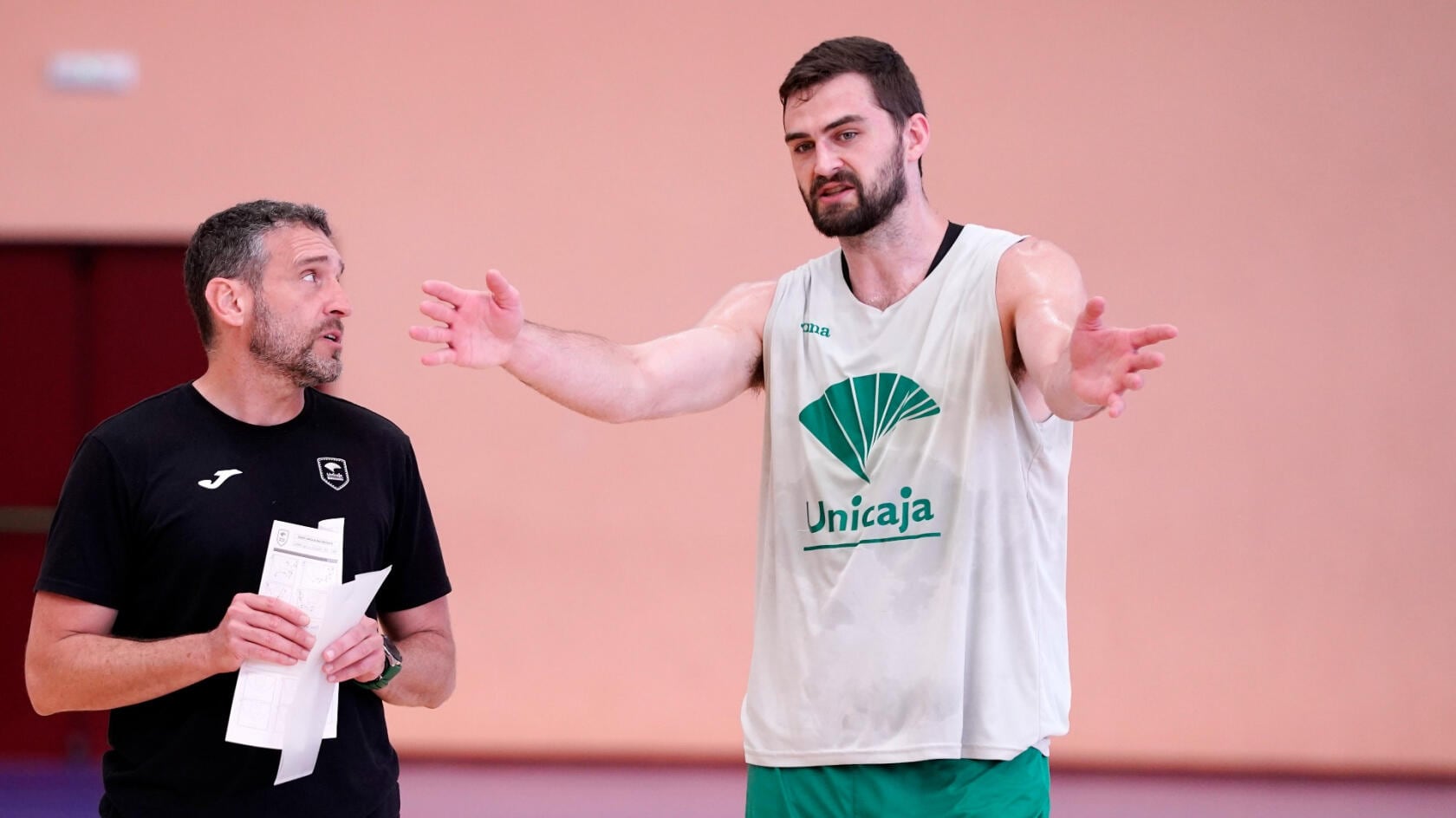 El técnico del Unicaja Ibon Navarro y el pívot David Kravish