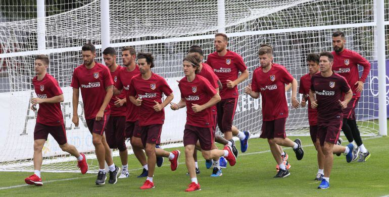 Los jugadores del Atlético de Madrid y su entrenador, durante la primera sesión de entrenamiento de la pretemporada 2016-2017.