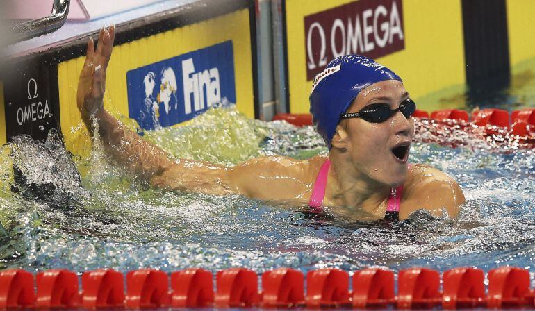  La nadadora Mireia Belmonte García celebra haber ganado la final femenina de los 400 estilos durante la 12º edición de los Mundiales de natación de piscina corta en el Hamad Aquatic Centre en Doha, Catar, hoy, miércoles 3 de diciembre de 2014. EFE/Ali Ha