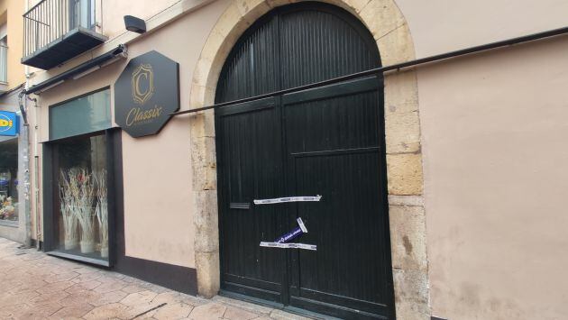 El local Classix aquest dilluns al matí, precintat per la Guàrdia Urbana.